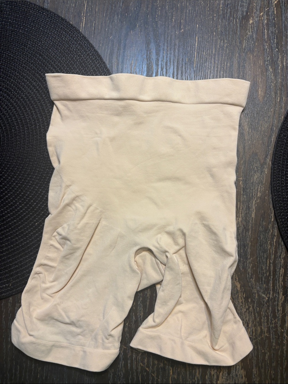 SKIMS sand medium seamless sculpt mid thigh Shorts (smokers)